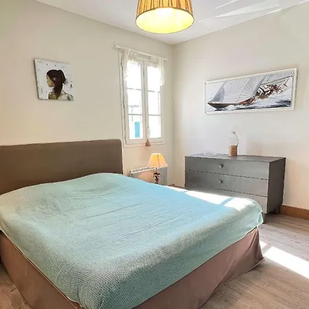 Villa Superbe Avec Piscine Dans Le Village De St Clement *