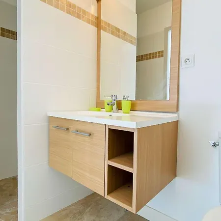 Villa Superbe Avec Piscine Dans Le Village De St Clement *