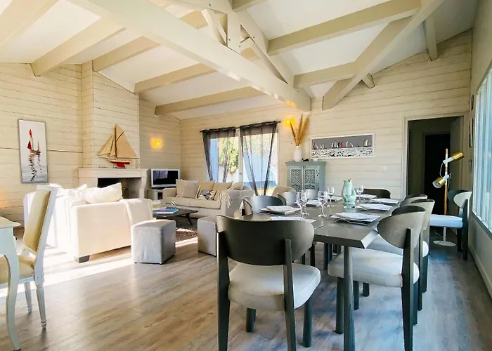 Villa Superbe Avec Piscine Dans Le Village De St Clément