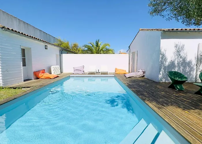 Superbe Avec Piscine Dans Le Village De St Clément *