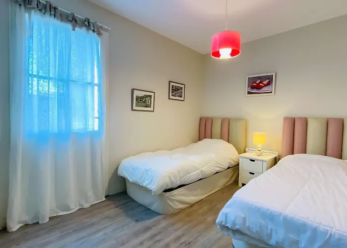 Superbe Avec Piscine Dans Le Village De St Clément *